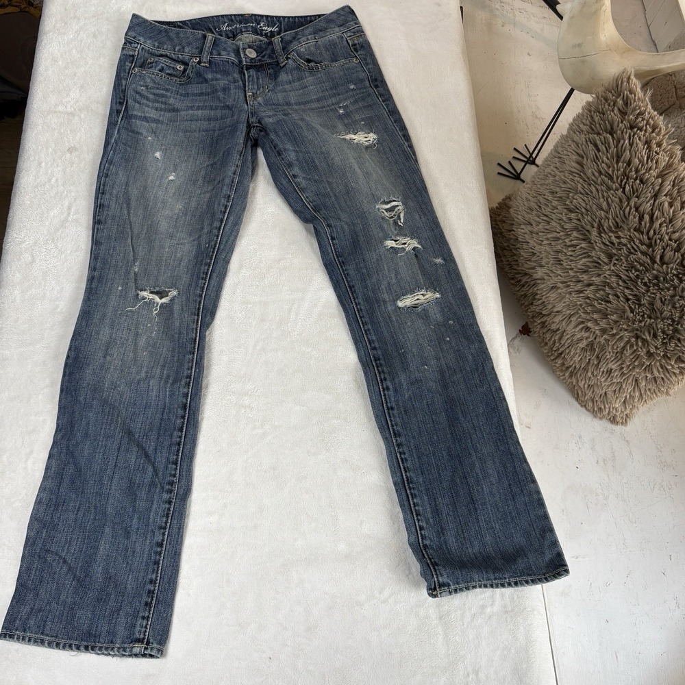 American Eagle Low Rise Straight Jeans Women's Size 4 Distressed‎ Medium Wash